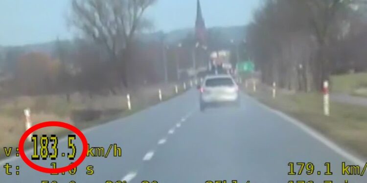 Wysoki mandat i punkty karne. Strzelecka drogówka zatrzymała 50-latka