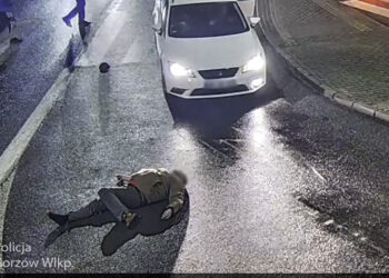 Potrącenie na Piłsudskiego. 70-latek miał sporo szczęścia [WIDEO]