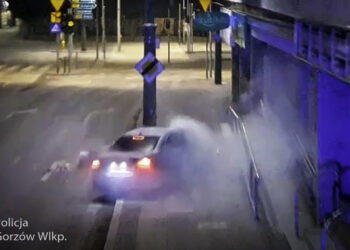 Jechał deptakiem, rozbił BMW. 22-latek zatrzymany [VIDEO]