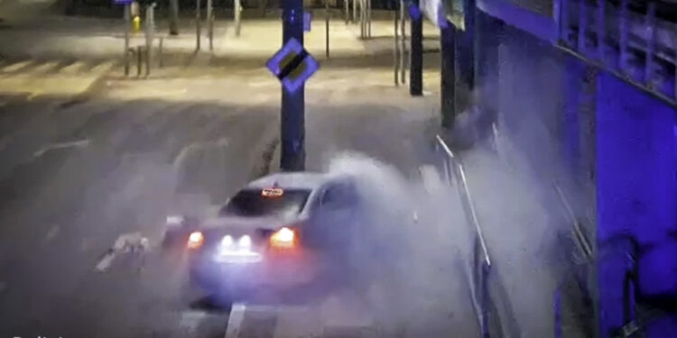 Jechał deptakiem, rozbił BMW. 22-latek zatrzymany [VIDEO]