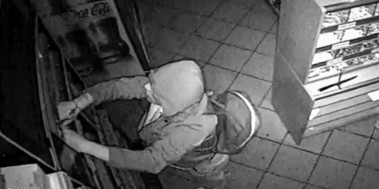 Policja szuka włamywacza