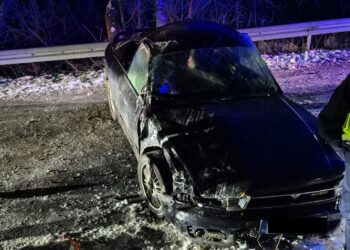 Dachowanie auta na drodze między Czechowem a Santokiem