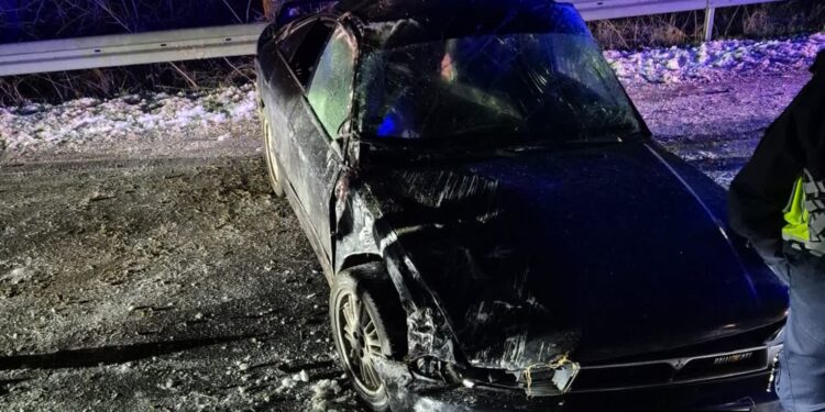 Dachowanie auta na drodze między Czechowem a Santokiem