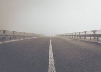 Pół województwa pokryje mgła. Służby alarmują