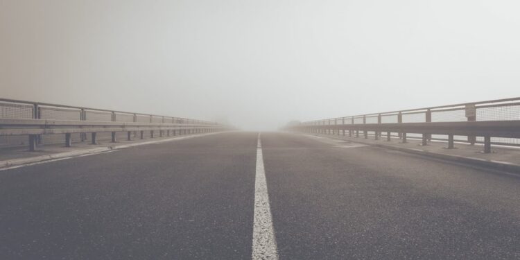 Pół województwa pokryje mgła. Służby alarmują