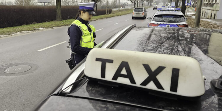 Kilkadziesiąt kontroli, kilkanaście madnatów. Policjanci sprawdzali taksówki