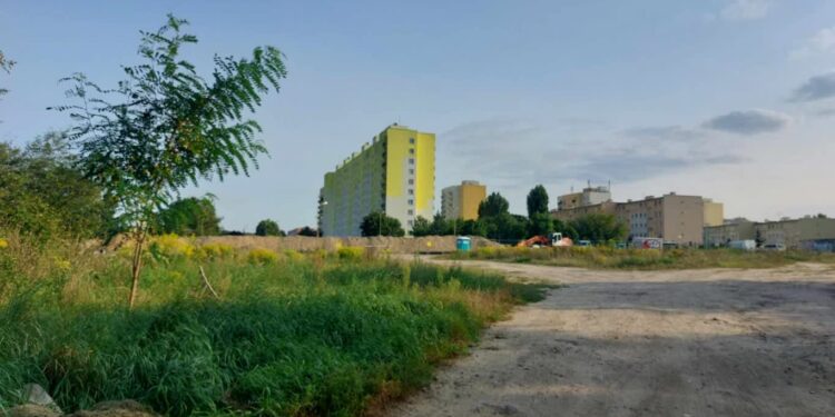 Mieszkańcy: obok ronda obiecano nam parking. Czy miasto zmieni te plany?