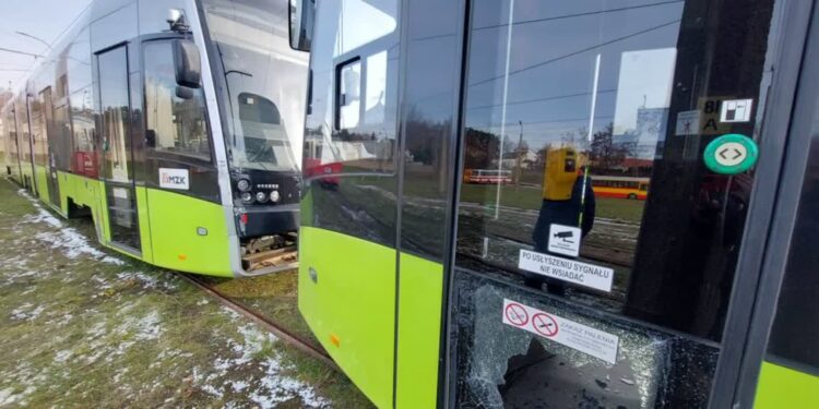 Na Pomorskiej wykoleił się tramwaj. MZK informuje o zmianach w rozkładzie