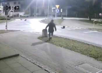 Nierówna walka śmietników z głupotą. Wandal zatrzymany [VIDEO]