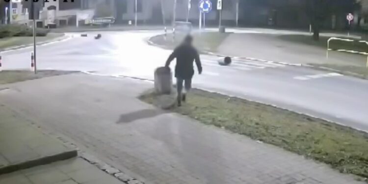 Nierówna walka śmietników z głupotą. Wandal zatrzymany [VIDEO]