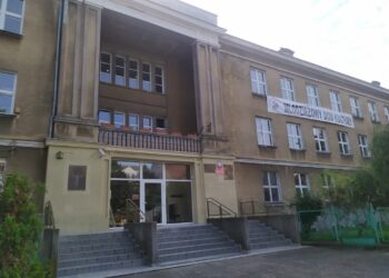 Tysiące książek zmienia siedzibę