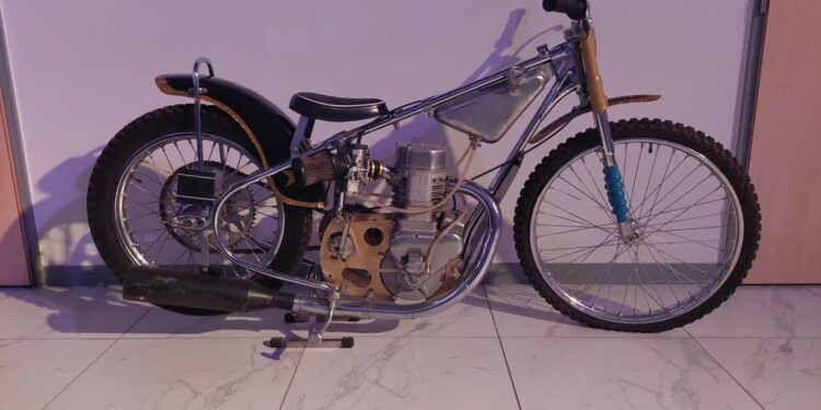 Maszyny żużlowe wjechały do gorzowskiej biblioteki. Wyjątkowa wystawa