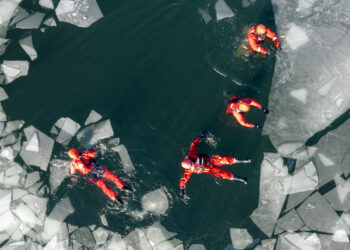 Strażacy szkolą się w Łagowie. Kruchy lód nie wybacza błędów.