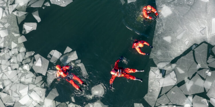 Strażacy szkolą się w Łagowie. Kruchy lód nie wybacza błędów.