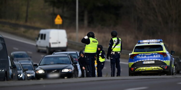 Policja podczas obławy/zdjęcie ilustracyjne Fot. PAP/Darek Delmanowicz