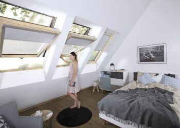 Dlaczego warto zamontować rolety wewnętrzne od Fakro na okna dachowe? 5 korzyści, które Cię przekonają