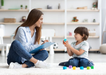 Wolisz pracować z dziećmi czy dorosłymi? Sprawdź te 2 kierunki i wybierz najlepszy dla siebie