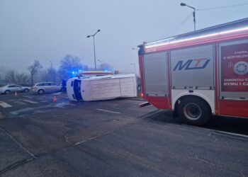 Zderzenie busa z osobówką w Gorzowie. Mgła utrudnia jazdę w całym regionie