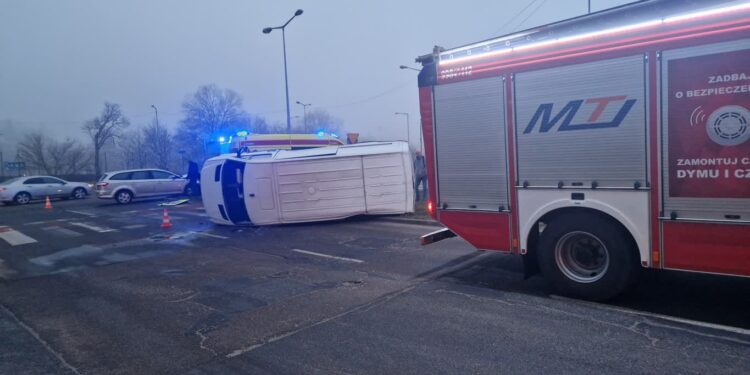 Zderzenie busa z osobówką w Gorzowie. Mgła utrudnia jazdę w całym regionie