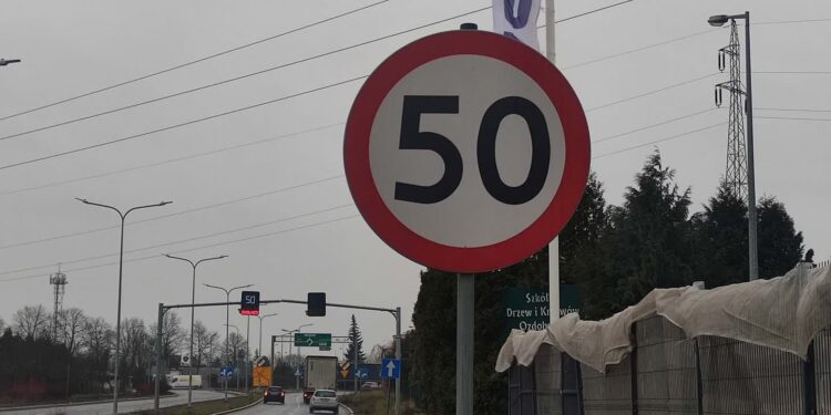 Miasto szuka firmy, która zadba o znaki drogowe i światła