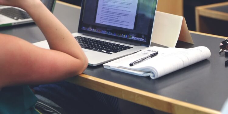 Prowadzisz działalność? Zostały dwa tygodnie na założenie skrzynki do e-doręczeń