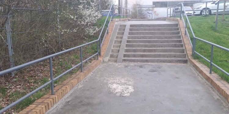 Schody na Piaskach w Gorzowie już zniszczone. Nie minął rok od remontu