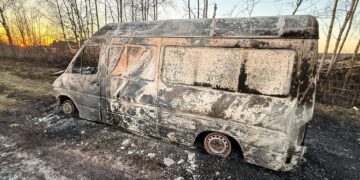 Ukradli kurierowi busa i spalili go w lesie. Trzech mężczyzn zatrzymanych