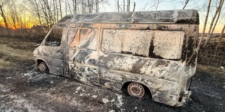 Ukradli kurierowi busa i spalili go w lesie. Trzech mężczyzn zatrzymanych