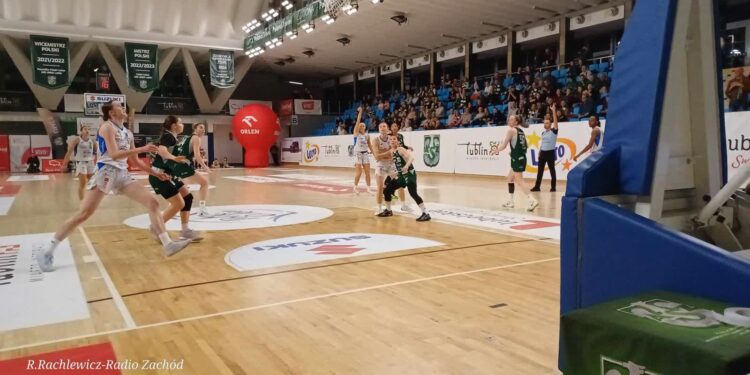 Ostra walka na parkiecie, nerwy poza nim i jest 1:1