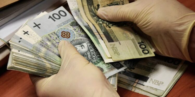 Stracił ponad 250 tys. złotych. Myślał, że inwestuje w produkcję samolotów