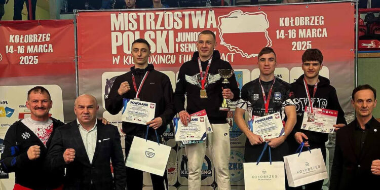 Pierwszy z lewej Dawid Omelanowicz (KS Dragon), srebrny medalista w kategorii senior -71 kg. Pierwszy z prawej to Igor Iżykowski z klubu Sporty Walki Gorzów (fot. Dragon)