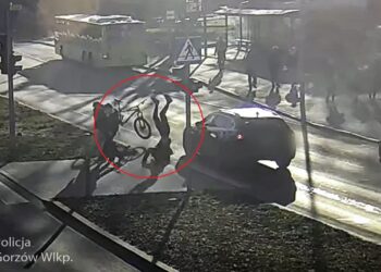Rowerzysta wjechał na czerwonym świetle prosto pod auto [FILM]