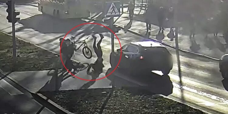 Rowerzysta wjechał na czerwonym świetle prosto pod auto [FILM]
