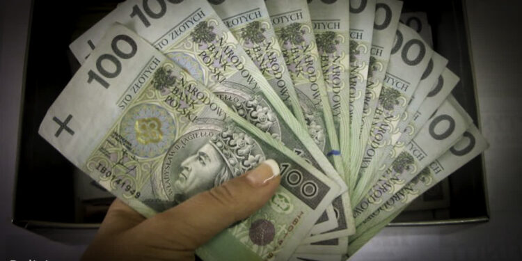 Stracił 100 tys. zł. Kolejne pieniądze uratowała interwencja policji