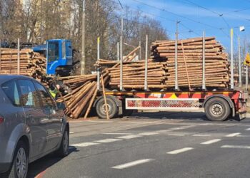 Drewniane bale wypadły na drogę. Były utrudnienia