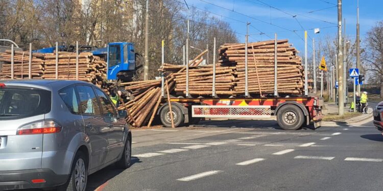 Drewniane bale wypadły na drogę. Były utrudnienia