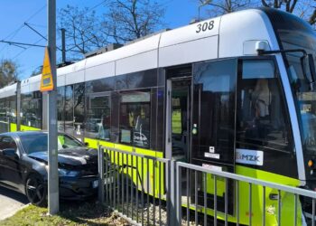 Auto wjechało pod tramwaj