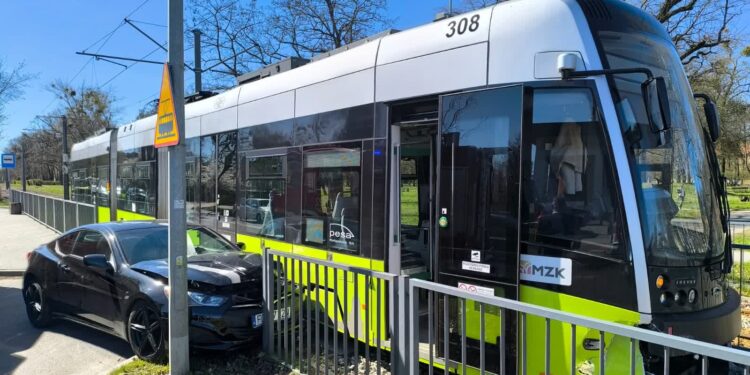 Auto wjechało pod tramwaj