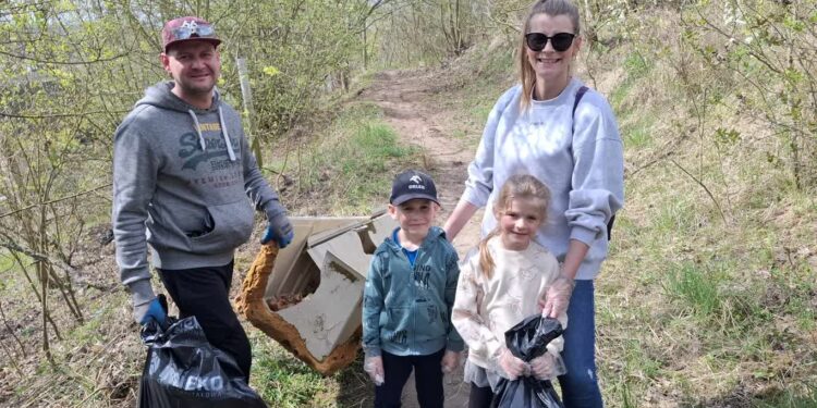 Sprzątali murawy. Kontener i worki wypełniły się błyskawicznie