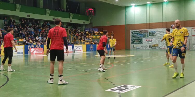 Stal znów gra w czwartek