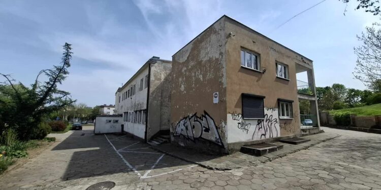 E.Błaszkowski: „majtkowy lila róż” musi zniknąć