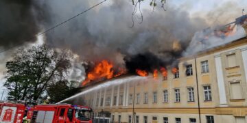 Akt oskarżenia po pożarze akademii. Budowlańcom grozi więzienie