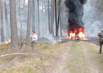 Pożar ciągnika w Janczewie. Zajął się las