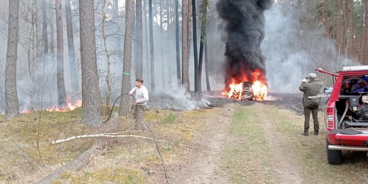 Pożar ciągnika w Janczewie. Zajął się las