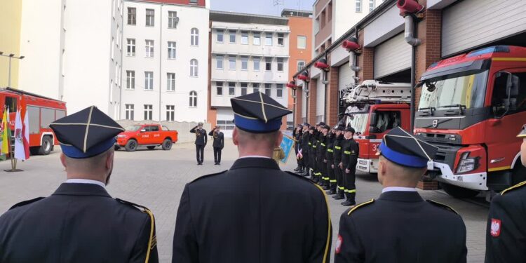 Jeszcze więcej strażaków w Gorzowie. Wśród nich kobieta!