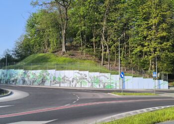 Sportowy mural jeszcze nieskończony