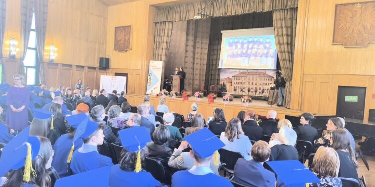 Tegoroczni absolwenci Ronda już ze świadectwami