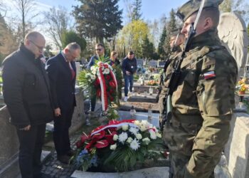 15. rocznica kartastrofy smoleńskiej na cmentarzu komunalnym w Gorzowie