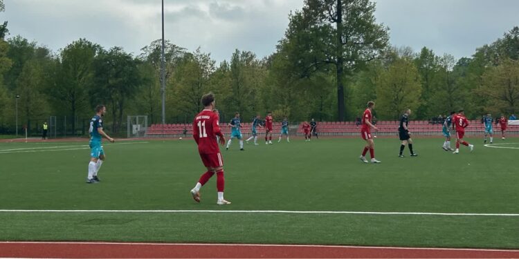 Warta z punktem na trudnym terenie wicelidera