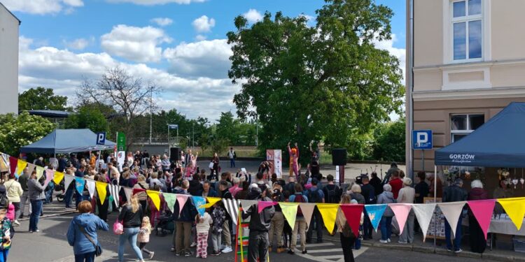 Kolorowo i wesoło. Ulica Teatralna stała się kulturalnym sercem miasta.